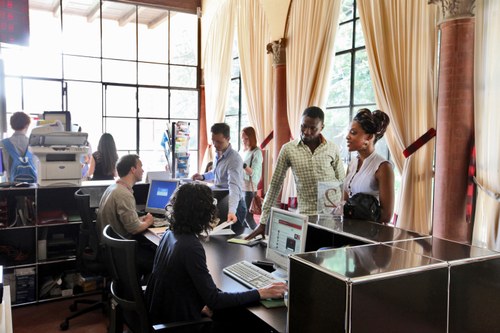 immagine di studenti ad uno sportello