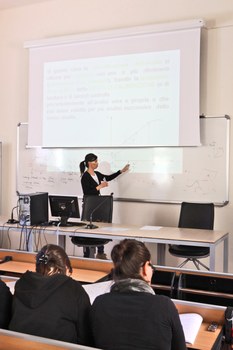immagine di una docente che spiega durante una lezione